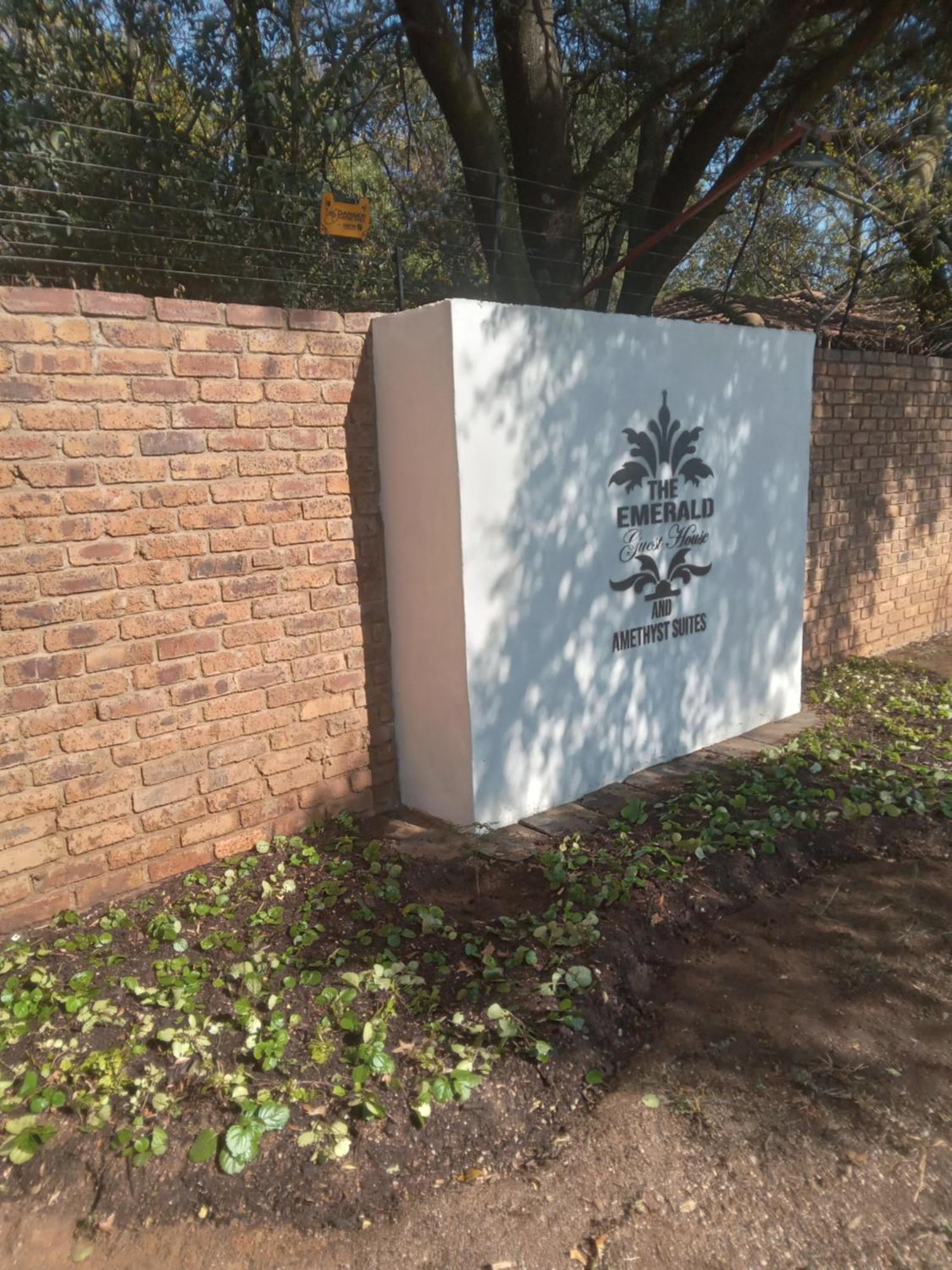 Emerald Guest House Springs Exterior photo